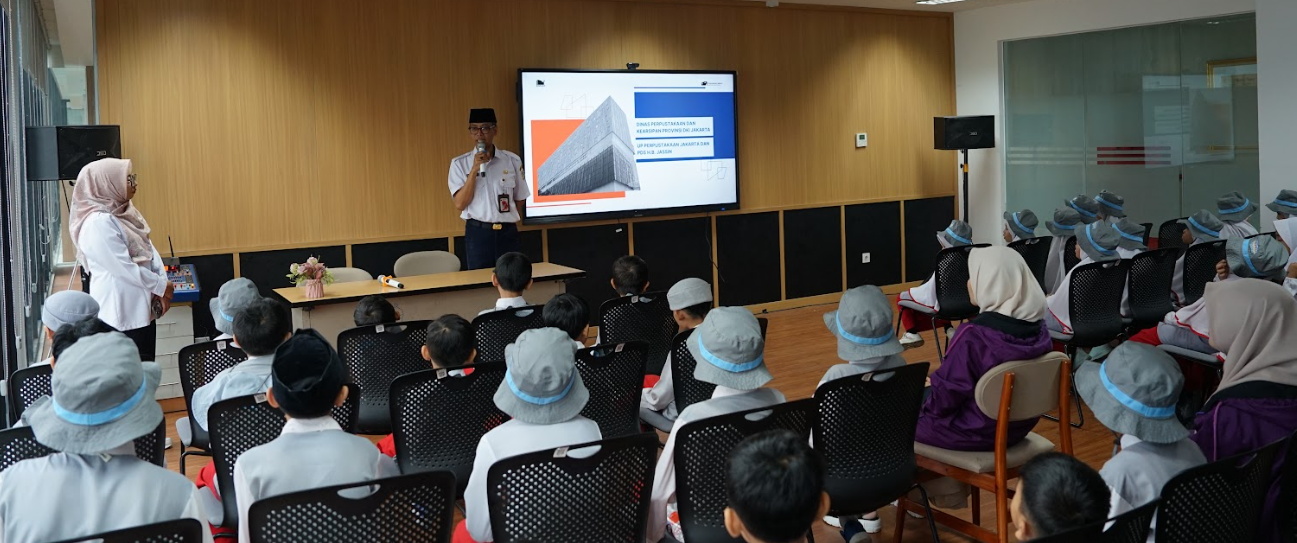 Kunjungan Literasi Sekolah Ais Asykur Bandung